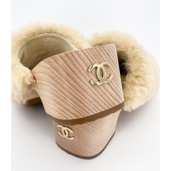CHANEL 2022 Beige SHEARLING LAMBSKIN CC Logo Fuzzy Low Heel Clogs Size E… - Picture 8 of 15